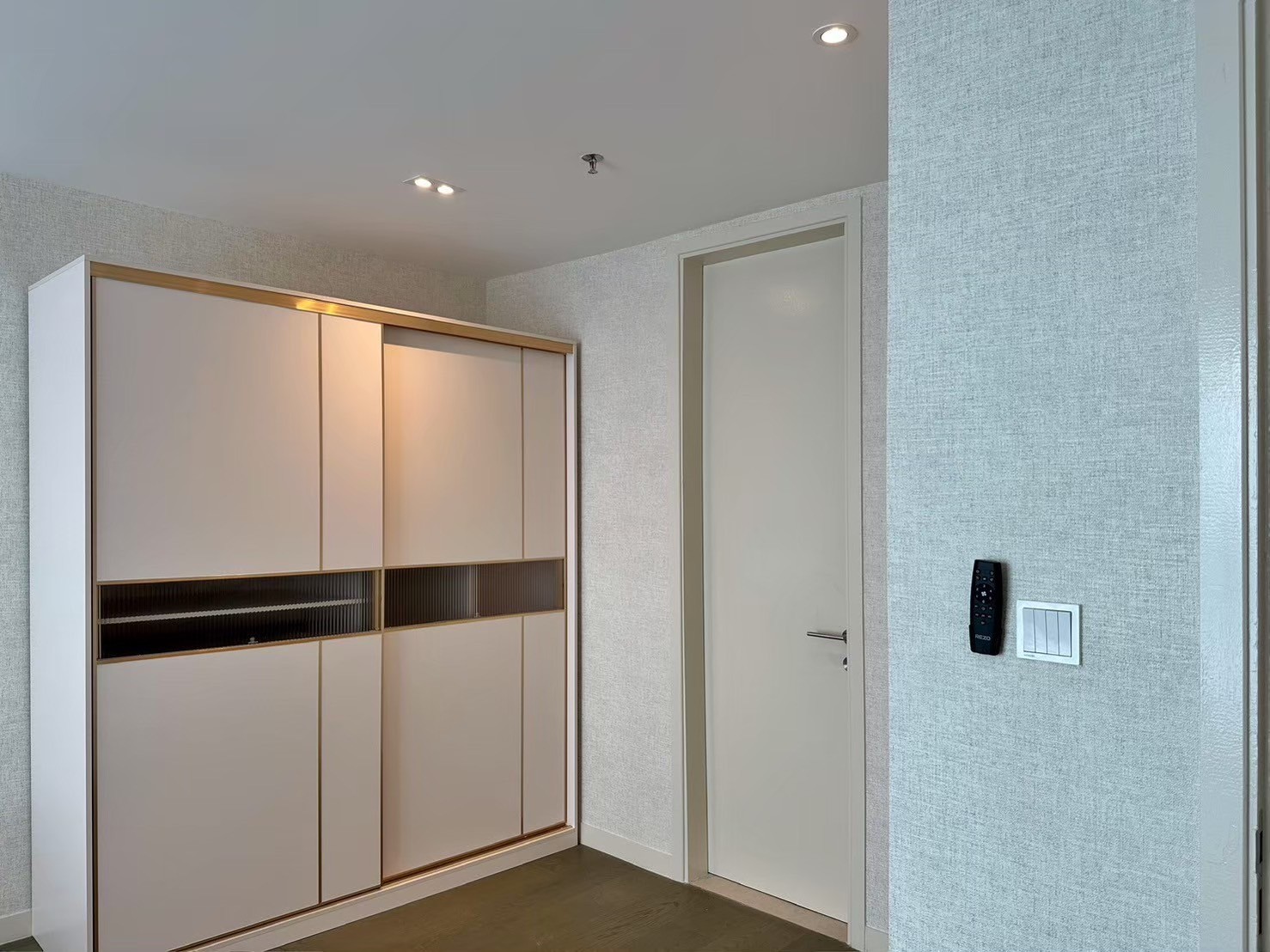 OOAK Suite - 163 Retail Park