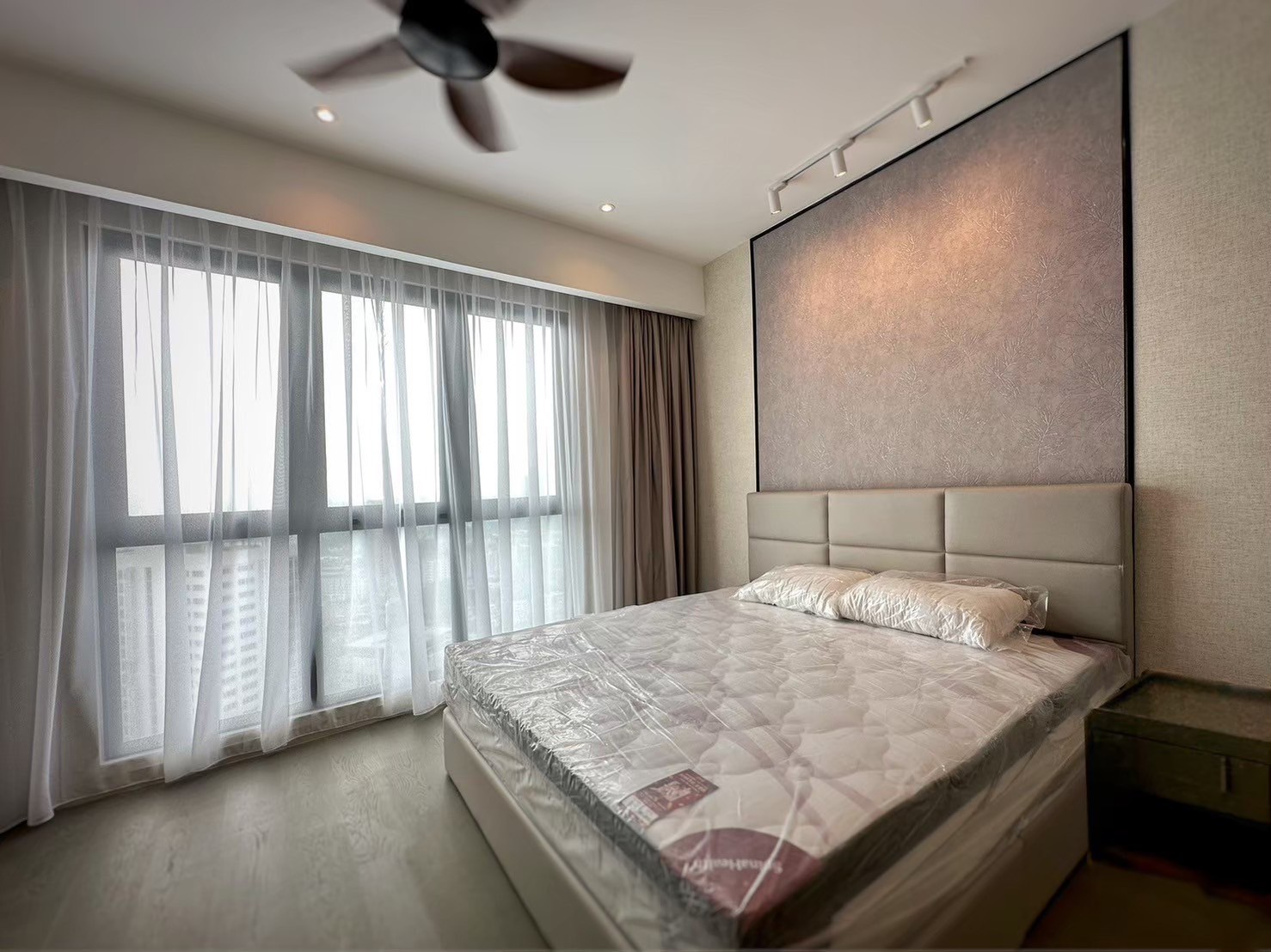 OOAK Suite - 163 Retail Park